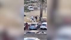 وہ لمحہ جب ایک نہتے شخص نے بونڈائی میں حملہ آور پر قابو پا لیا