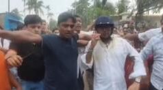 তৃণমূল কংগ্রেস নেত া অভিষেক ব্যানার্জীক ে ডিম-কাঁদ া ছুঁড় ে হেনস্থা