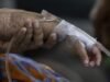 ‘সন্তানটা হাসতেসে দেখে ঈদ করতে না পারার কষ্টটা ভুইল্লা গেছি’