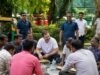 ഓട്ടോ ഡ്രൈവര്മാരുടെ വസ്ത്രം ധരിച്ചും അവരുടെ ഭക്ഷണം പങ്കിട്ടും തെരുവില് ഇരുന്ന് രാഹുല് ഗാന്ധി