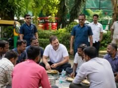 ഓട്ടോ ഡ്രൈവര്മാരുടെ വസ്ത്രം ധരിച്ചും അവരുടെ ഭക്ഷണം പങ്കിട്ടും തെരുവില് ഇരുന്ന് രാഹുല് ഗാന്ധി