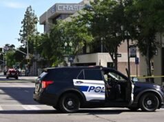 Man barricades himself inside US bank with hostages