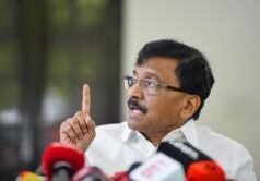 शिवसेना (यूबीटी) की बैठक में 9 में से सिर्फ़ 3 सांसद पहुंचे, संजय राउत बोले- ‘शिंदे को बेईमानी महंगी पड़ेगी’