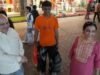দিল্লির বাজারে ভারী ব্যাগ বয়ে দেওয়ার জন্য সহায়ক ভাড়া পাওয়া যাচ্ছে