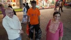 দিল্লির বাজারে ভারী ব্যাগ বয়ে দেওয়ার জন্য সহায়ক ভাড়া পাওয়া যাচ্ছে