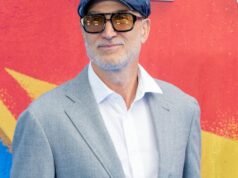What convinced Craig Gillespie to direct Supergirl?
