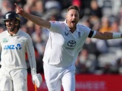 Total chaos as England’s Robinson takes 4-10 against NZ