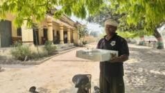उत्तर प्रदेश: एक इंटर कॉलेज में बच्ची का एडमिशन कराने के लिए टॉयलेट सीट लेकर क्यों पहुंचे अभिभावक?