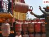 LPG Price Today: एलपीजी की कीमतों में इजाफा, पाकिस्तान, श्रीलंका की तुलना में अब भी काफी कम दाम