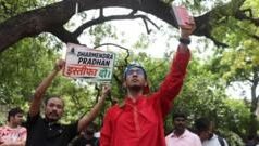 मास्क, घोषणाबाजी अन् ‘मेनस्ट्रीम मीडिया’ चे दुर्लक्ष; ‘कॉक्रोच जनता पार्टी’च्या आंदोलनात ‘असं’ होतं चित्रं