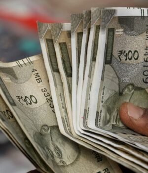 dollar_rupee_1775710265065_1775710268379_1782114295729_e7117b55-e4bd-4462-a30a-0a77940f3caa.jpg