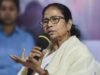 അധികാരം പോയ തൃണമൂലിനെ പാര്ട്ടി നേതാക്കള് കയ്യൊഴിയുന്നു; മമത വിളിച്ച എം എല് എ മാരുടെ യോഗത്തില് പങ്കെടുത്തത് 80 ല് 20 പേര്