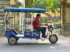 ഇ റിക്ഷാ ബാറ്ററികൾ പ്രവർത്തനരഹിതമാക്കുന്ന ആപ്പുകൾ നീക്കം ചെയ്യാൻ ആപ്പിളിനും ഗൂഗിളിനും കേന്ദ്ര നിർദ്ദേശം