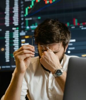 stock_crash_1781844695364_1781844701676_6612c349-5a1b-48c6-86fb-7bf652592917_1782893575779_17c6d8ba-ec76-4585-8c92-7b72dee19635.jpg