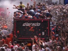 Thousands paint the town red in La Tomatina food fight