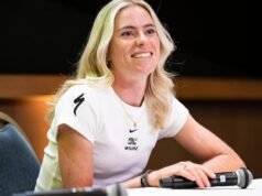 Vollering battles to stage win as Reusser keeps control