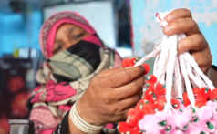राखी बनाने वालीं गुजरात की इन मुस्लिम महिलाओं से मिलिए