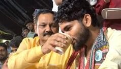 सरकारच्या आश्वासनानंतर आदिवासी विद्यार्थ्यांचं आंदोलन स्थगित, 17 व्या दिवशी सोडले उपोषण