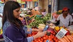 यूपीआई पेमेंट को लेकर छिड़ी बहस, जानकार क्यों कह रहे अमेरिकी दबाव में बदला जा रहा क़ानून