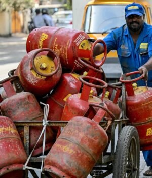 INDIA-ECONOMY-GAS-0_1776321974728_1776321989431_1785556357714_15d5392b-da50-4d65-896b-dfbcccb67d14.jpg