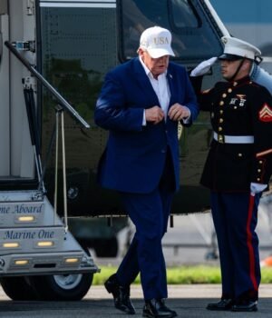 US-PRESIDENT-TRUMP-RETURNS-TO-THE-WHITE-HOUSE-22_1786418941284_1786418956480_43d1ec1f-c6d5-45ed-a8f8-e82d0d2bb12f.jpg