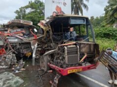 അടൂരില് കെ എസ് ആര് ടി സി ബസ് ലോറിയിലിടിച്ചു; പത്ത് പേര്ക്ക് പരുക്ക്