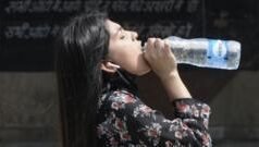 उभं राहून पाणी पिणं आरोग्यासाठी चांगलं की धोकादायक? जाणून घ्या डॉक्टर काय सांगतात