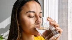 खड़े होकर पानी पीना सेहत के लिए सही है या ग़लत? डॉक्टर से जानिए