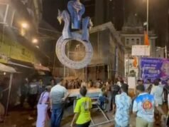 മുംബൈയില് ഘോഷയാത്രക്കിടെ കൂറ്റന് ഗണേശ വിഗ്രഹം മറിഞ്ഞുവീണു; രണ്ടുപേര് മരിച്ചു