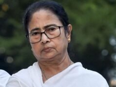 മമതാ ബാനർജിയുടെ കാറിനു നേരെ ആക്രമണം; ചെളിയും വെള്ളക്കുപ്പികളും ചെരിപ്പുകളും എറിഞ്ഞു
