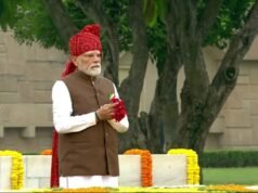PM Modi picks maroon bandhani safa for 80th Independence Day