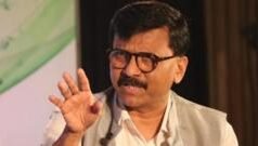 ‘विदेशात जाऊन मुस्लीम नेत्यांची गळाभेट घेतली जाते मग इथे गरब्यात बंदी कशासाठी’ – संजय राऊत