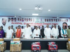 Minister Azharuddin distributes money, toolkits to minorities