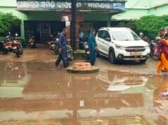 ଧାମନଗର ବ୍ଲକ ଅଫିସ ଆଗରେ କୃତ୍ରିମ ବନ୍ୟା, ସାମାନ୍ୟ ବର୍ଷାରେ ଲହଡ଼ି ମାରୁଛି ପାଣି, ଦୁର୍ଦ୍ଦଶାରେ ଜନସାଧାରଣ, ଦୀପତଳ ଅନ୍ଧାର