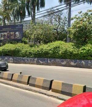 No-footpath-opposite-Karachi-Bakery-Banjara-Hills-Road-No-1-1024x576.jpg
