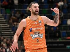 Controversial no-call helps Cairns down JackJumpers