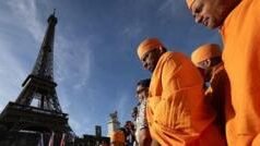 आयफेल टॉवर वाद : स्वामीनारायण संप्रदायाचे साधू महिलांपासून लांब का राहातात?