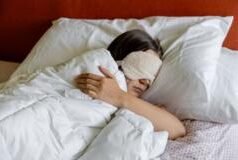 हेल्दी रहने के लिए कितने घंटे सोना ज़रूरी है? स्लीप स्पेशलिस्ट से जानिए
