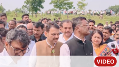 मुख्यमंत्री देवेंद्र फडणवीसांचा ताफा शेतकऱ्यांनी अडवला, जाणून घ्या काय घडलं