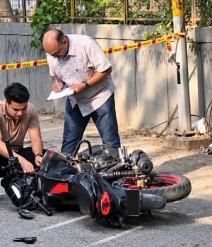 delhi-police-officials-examining-the-accuseds-bike-follwoing-the-encounter-photo-sccrengrabindi-224140434-16x9_1.png
