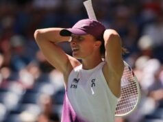 Swiatek stunned by Zheng comeback, Andreeva reaches quarters
