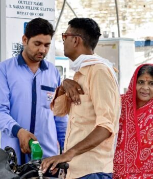 petrol_price_today_1790123909306_rSSI_1790123909699_vmeL_06726786-1ca3-40c4-b855-4b5713c5054f_8qS0.jpg