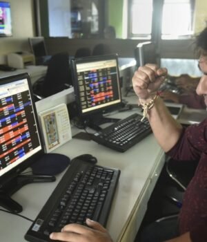 sensex_1711193689896_1789720646668_9tgf_0ffe5e56-9d1f-4141-a80d-362fd10ee3bb_NgQe.jpg