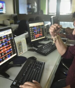 sensex_1711193689896_1790789891534_XY1c_a13e6e52-61c1-4993-b931-11af62832541_X6UV.jpg