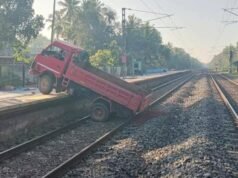 റെയില് വേ ട്രാക്കില് ലോറി വീണു; ട്രെയിനുകള് വൈകി
