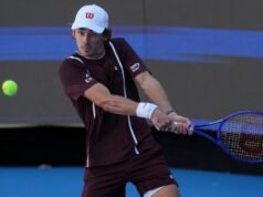 De Minaur glides into second round in Beijing