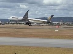 Dramatic footage shows Singapore Airlines passenger plane abandoning Perth Airport landing in scary near-miss