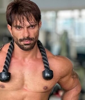 Karan_Singh_Grover_mascular_body_at_the_age_of_44_1791777469533_YViG_1791777469662_pwR7_1f585cb7-6336-4d5d-b7a4-b537a7a51e42_s4s3.jpg