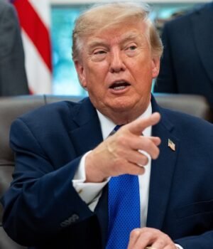Trump_1792065536609_rIl0_1792065536819_2bO3_9e762918-2e01-4adb-8dcc-a31076cbb656_QBAR.jpg