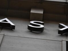 Australian shares make wary advance as risks loom